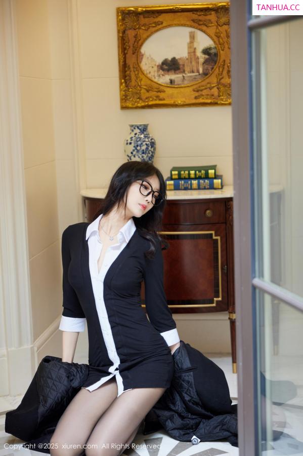 玥儿玥  [XiuRen]高清写真图 2025.02.24 No.9926 玥儿玥er 黑丝美腿第23张图片